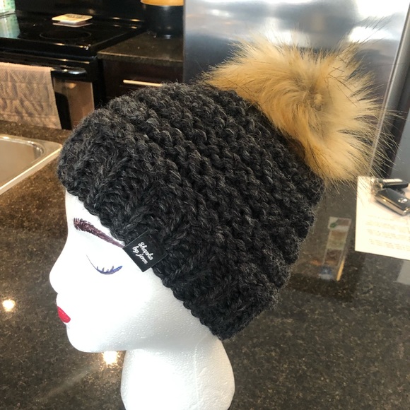 NEW! Toque/beanie - handcrafted with removable faux fur pom pom 🇨🇦 - Picture 3 of 5